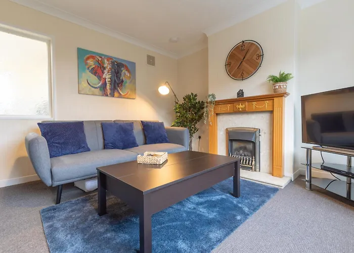 Leconfield Close - Comfy House And Free Parking
