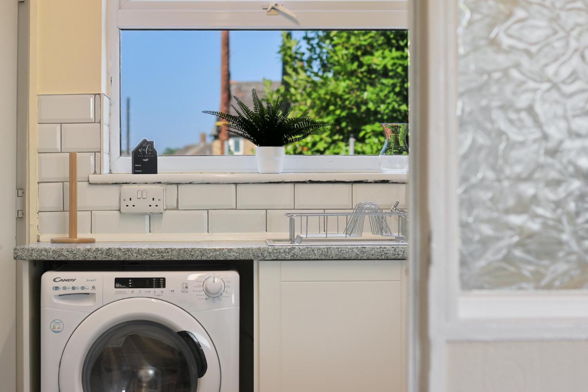 Leconfield Close - Comfy House And Free Parking Holiday home *