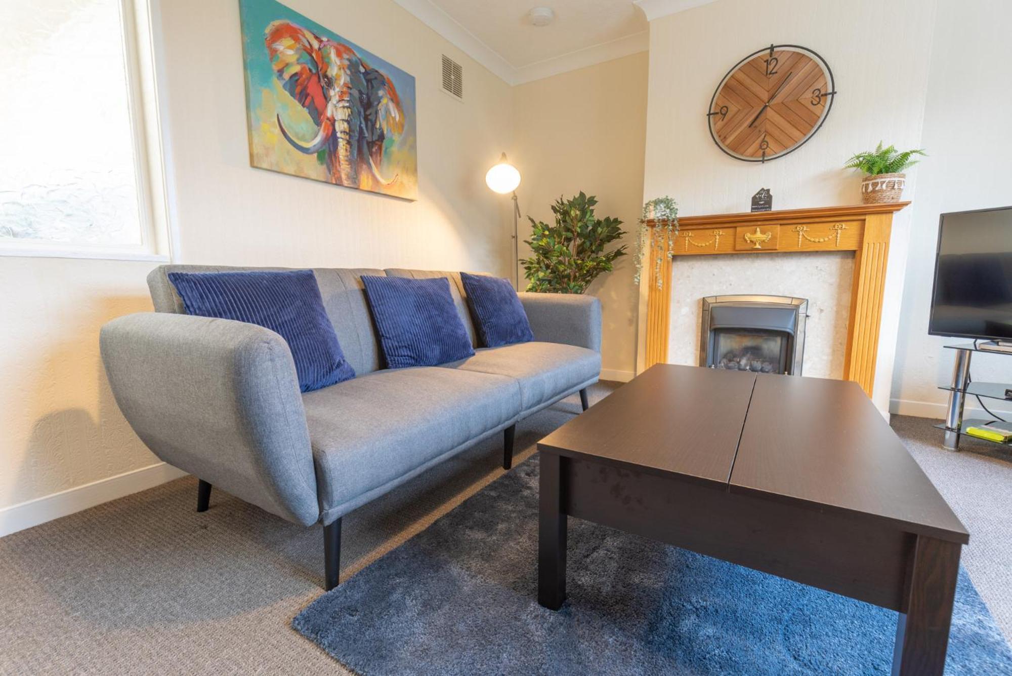 Leconfield Close - Comfy House And Free Parking Holiday home *