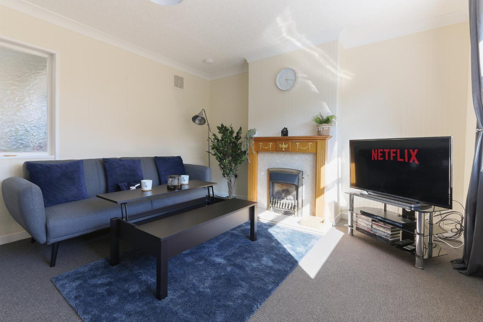 Leconfield Close - Comfy House And Free Parking